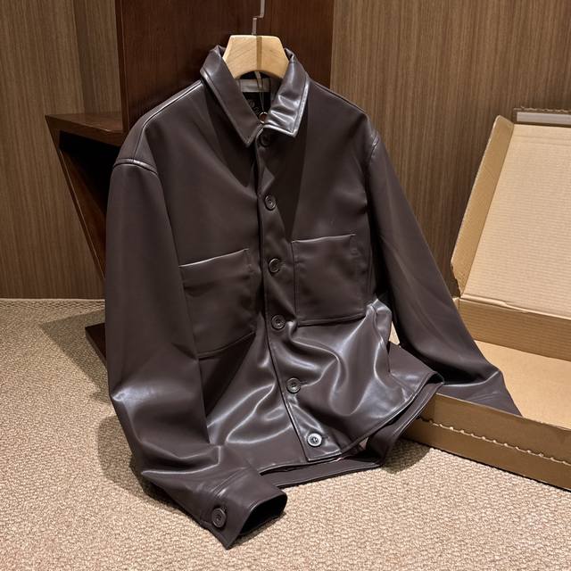 Fw秋冬新款环保pu皮革翻领皮夹克！ 男士经典双口袋设计 商务休闲都能轻松驾驭 妥妥的百搭皮衣夹克外套！ 贸易公司渠道稀缺好货 同步官网发售～ 秋冬时节，它绝对