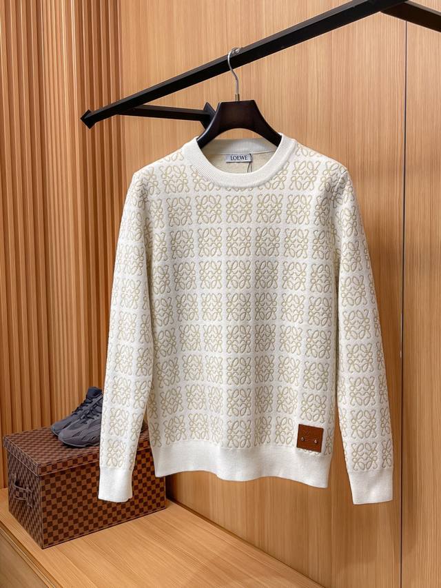 Loewe罗意威 秋冬经典圆领套头羊毛衫，全品相！！！羊毛混纺面料，2025最新款 黄金比例！！修身款软黄金 百搭实用型的单品，搭配及实用性强大到天际，简洁大方