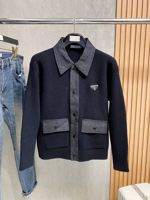 普拉达 秋冬经典开衫羊毛衫，全品相！！！羊毛混纺面料，2025最新款 黄金比例！！修身款软黄金 百搭实用型的单品，搭配及实用性强大到天际，简洁大方上档次！打造属