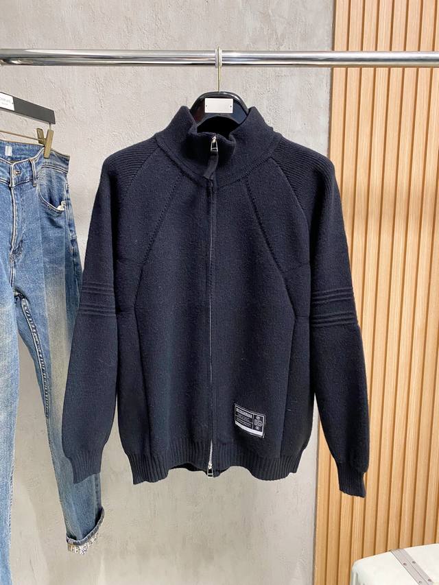 D&G 秋冬经典开衫羊毛衫，全品相！！！羊毛混纺面料，2025最新款 黄金比例！！修身款软黄金 百搭实用型的单品，搭配及实用性强大到天际，简洁大方上档次！打造属