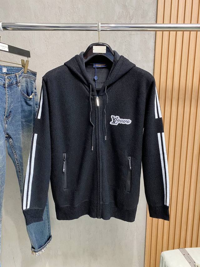 Lv 秋冬经典开衫羊毛衫，全品相！！！羊毛混纺面料，2025最新款 黄金比例！！修身款软黄金 百搭实用型的单品，搭配及实用性强大到天际，简洁大方上档次！打造属于