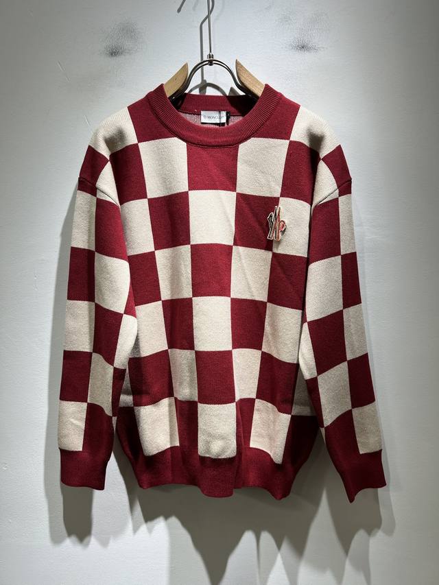 Moncl*R蒙*口 节日款系列！2025秋冬最新的贸易订单长袖针织羊毛衫，全品相！！网红款！ 圣诞红今年的专柜新品， 春节，爆款！ 工艺采用针织羊毛钩织，简单