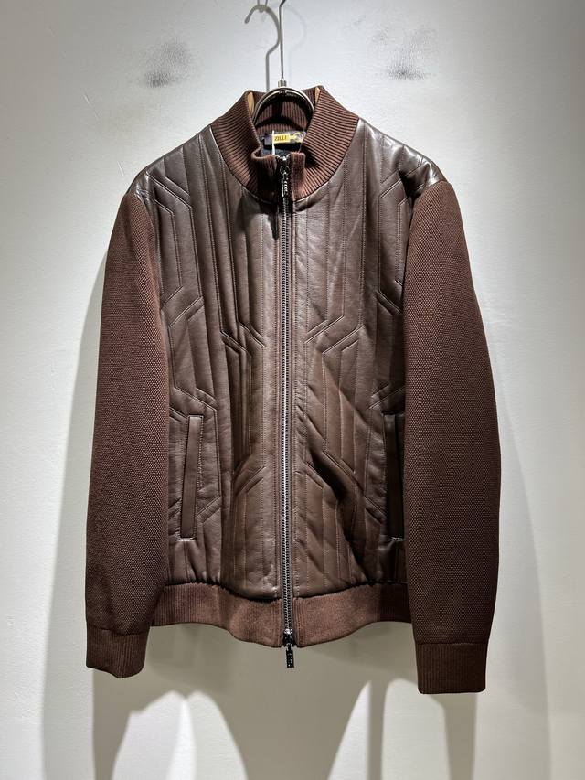 Zilli 2025秋冬新款男士夹克外套，最新的贸易订单全品相！！网红款！采用Logo五金图案设计！上身舒适透气，不僵硬，整体有着丰富的立体感，品质出口订单，定