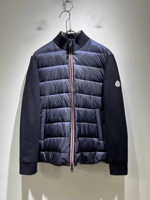 Monc*Ler蒙*口 2025秋冬经典羽绒针织拼接夹克外套，都市时尚休闲款！面料超软面料帅酷爆款夹克外套。时尚都市百搭款款，速干衣，水洗后快速脱水干爽，上身透
