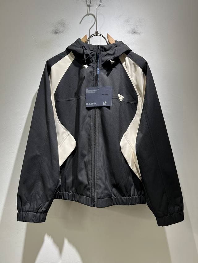 prad*A普*达2025秋冬休闲夹克外套，最新时尚休闲拉链夹克，时尚夹克外套此款夹克外套选用了p家专业定制的轻薄科技面料制成，表面整洁光滑且富有光泽，质感透过