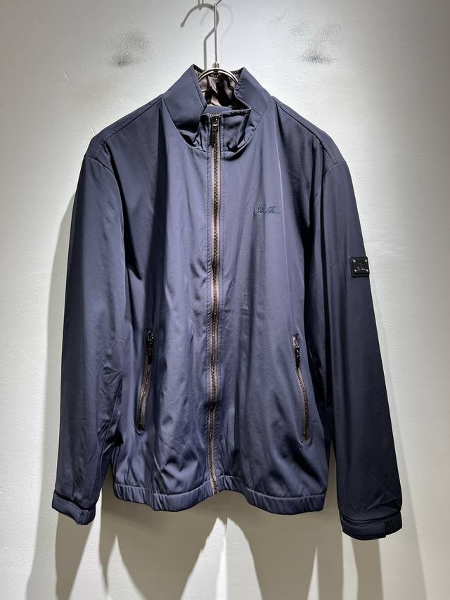 Loro piana诺悠翩雅 2025秋冬新品男士休闲夹克外套，外贸公司订单！客供聚酯纤维材质，胸前Logo刺绣设计！袖子皮革Logo图案设计！经典的专有织物之