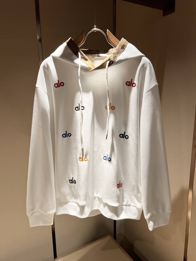 Alo2025秋冬全新系列单品上线，非常时髦前卫的一款男女同款卫衣，全景标识Logo图案刺绣修饰！区别于以往的不同，宣示品牌传承多年的设计理念！其吸睛度完全不亚