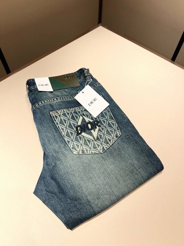 Dio*R 迪家 2025秋冬男士水洗小直筒牛仔裤！贸易公司渠道牛货，品相超赞，时尚圈万能的百搭裤王，欧美街拍中高频穿搭示范，皮革腰牌Logo设计！且是奢侈品牌