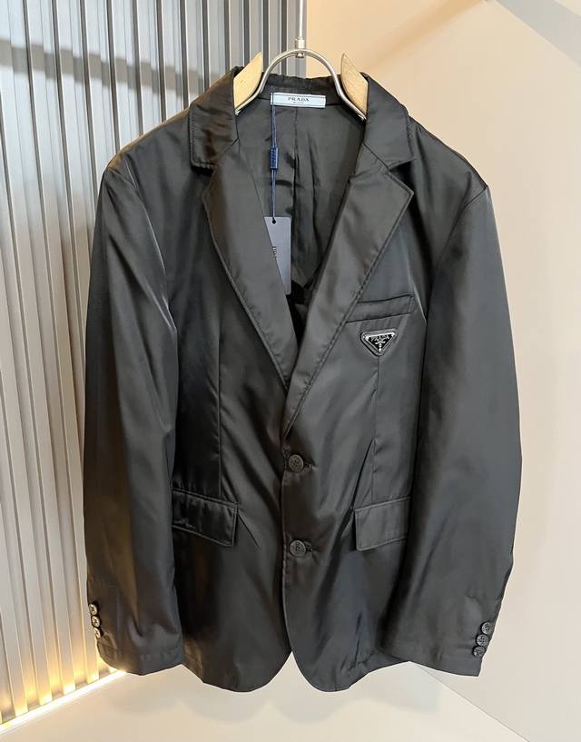 prad*A普*达 2025秋冬休闲西服夹克外套，最新时尚休闲西服套装，贸易公司渠道稀出，同步官网发售，男神最为期待的精品狠货重磅来袭，让你感受到什么叫真正的高
