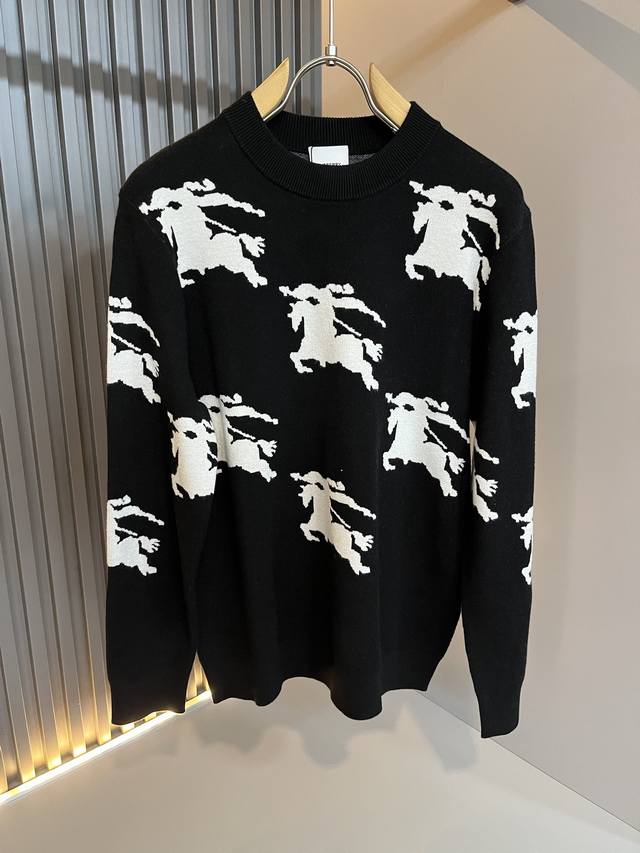 Bur*Erry 巴*莉 2025秋冬新款针织羊毛衫,品牌经典设计元素!既不单调也不复杂,恰到好处的展现品味!客供定制羊毛面料!舒适透气根本不在话下,面料独具的 Bur*Erry 巴*莉 2025秋冬新款针织羊毛衫,品牌经典设计元素!既不单调也不复杂,恰到好处的展现品味!客供定制羊毛面料!舒适透气根本不在话下,面料独具的