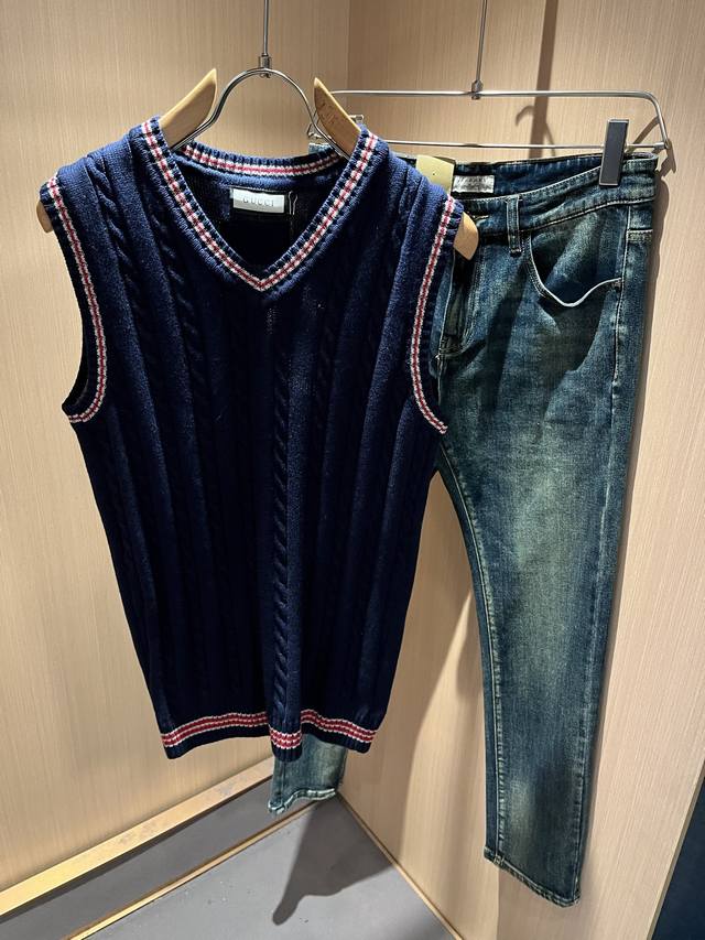 Guc*I 古家 2025秋冬新款男女同款 针织羊毛马甲，设计经典色系钩织设计！贸易公司渠道稀出，同步官网发售！G家秋冬系列情侣毛衣上线，此款毛衣甄选客供进口1