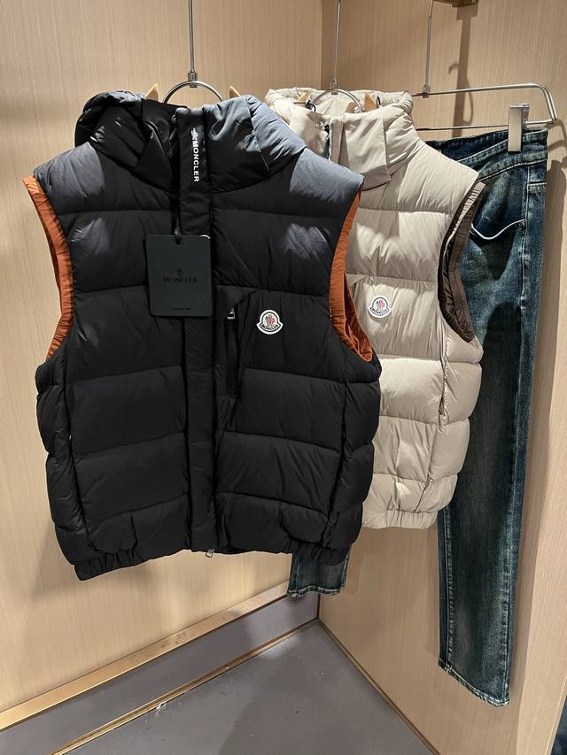 Mon*Ler蒙口 2025秋冬新款男女同款羽绒马甲 ！年度的压轴款登场...匠心技艺于一身的经典款.高时尚的时装韵味,颜值高配款.客供高端聚脂纤维面料设计,质