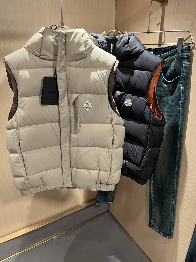 Mon*Ler蒙口 2025秋冬新款男女同款羽绒马甲 ！年度的压轴款登场...匠心技艺于一身的经典款.高时尚的时装韵味,颜值高配款.客供高端聚脂纤维面料设计,质