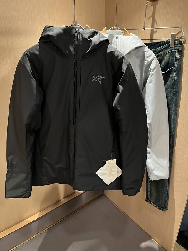 Arcter*X始*祖鸟 2025秋冬新款棉服夹克外套，户外品牌可能大家第一想到的就是加拿大鹅、始祖鸟。给人一种标签试的感觉！除了在款式设计上颇有造诣之外，最明