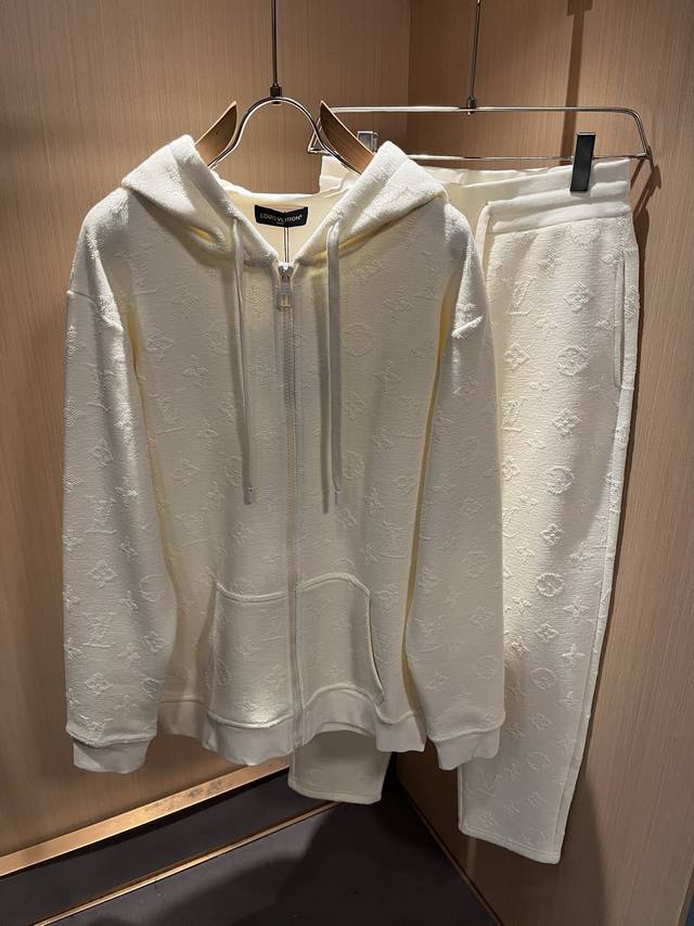 Louis Vuit*On 路易家族 2025秋冬新款Monogram系列！男女同款套装！路易家族的新高端，细节品质永远的那么完美无瑕，创意设计层出不穷。今年秋