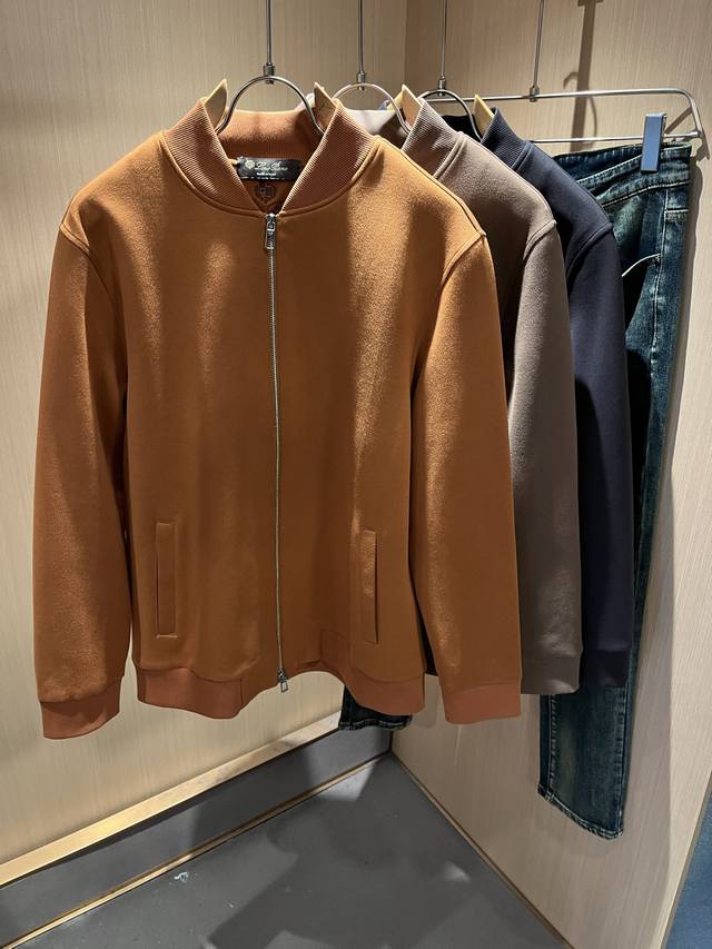 Loro piana诺悠翩雅 2025秋冬新品男士休闲夹克外套，外贸公司订单！客供仿绒棉材质，刺绣Logo设计！经典的专有织物之一！ 质地轻盈、触感又柔软细腻、