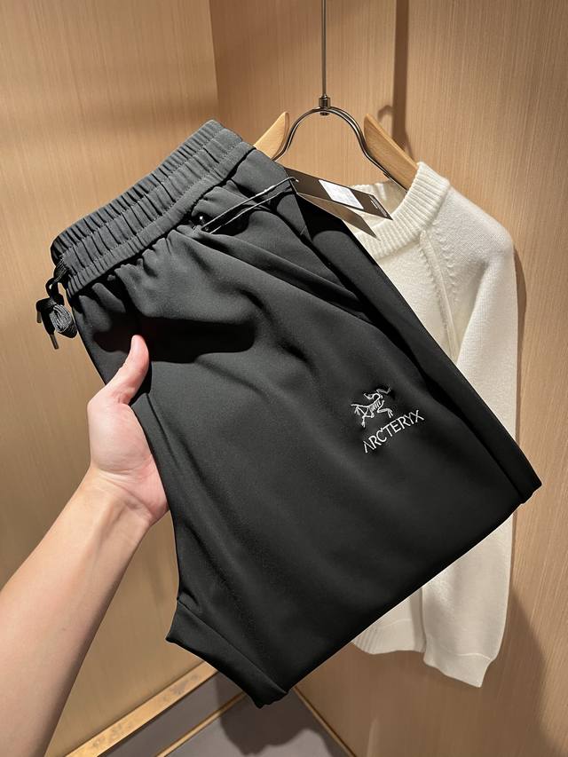 Arcter*X始*祖鸟 2025秋冬新款休闲运动风格休闲裤，户外品牌可能大家第一想到的就是加拿大鹅、始祖鸟。给人一种标签试的感觉！除了在款式设计上颇有造诣之外