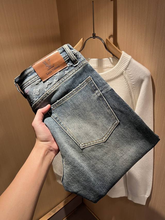 Louis Vuitto*路易*登2025秋冬新款男士经典水洗小直筒牛仔长裤。绝佳的上身性能，百搭之选，超值性价比分享！！作为男生简约元素经典搭配，路遇路易经典