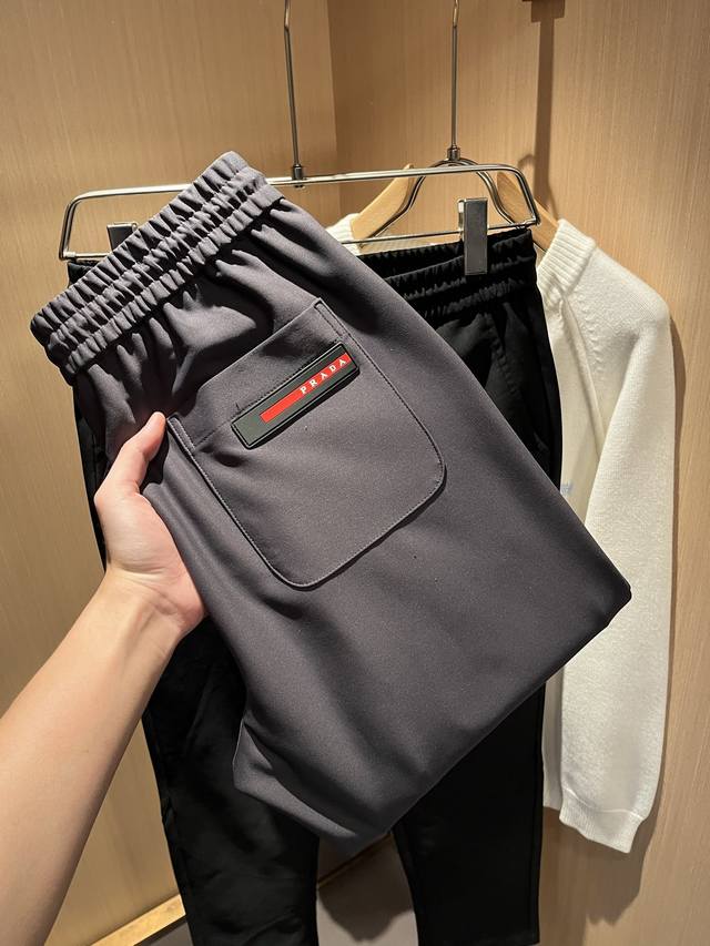 pra*Da普*达 2025秋冬新款男士休闲裤，高端品质之选 一款松紧腰抽绳休闲卫裤兼备的百搭裤装，也是男士衣橱里不可缺少的搭配神器，属于实穿型的经典款式！整条