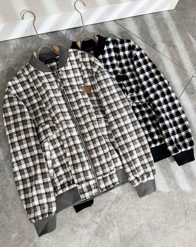 Louis Vuit*On 路易*登 2025秋冬新款轻奢男女同款夹克外套！路易家族的新高端，细节品质永远的那么完美无瑕，创意设计层出不穷。今年秋冬季节没有入手