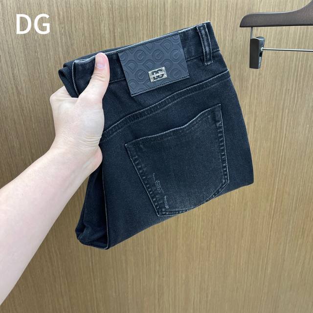 秋冬 Dg 2540秋冬新品休闲牛仔裤 官网同步发售，裤身工艺设计，进口客供辅料、面料定制，代工厂p出品免检！每个细节做到极致，原版五金配件，潮范十足、上身有型
