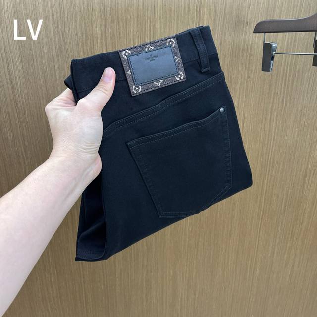 秋冬 Lv 2540秋冬新品休闲牛仔裤 官网同步发售，裤身工艺设计，进口客供辅料、面料定制，代工厂p出品免检！每个细节做到极致，原版五金配件，潮范十足、上身有型