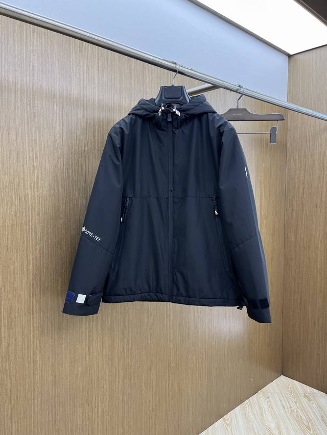 价格p修正 秋冬 Mon 秋冬新品#蒙口休闲连帽夹克外套 面料采用客供定制面料 面料细腻柔软上身舒适 原版五金定制 Fjj胸前设计胶标Logo小点缀，简约中又不