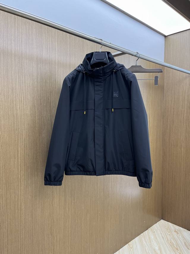 价格p修正 秋冬 Lv 秋冬新品#路易威登休闲连帽夹克外套 面料采用客供定制面料 面料细腻柔软上身舒适 原版五金定制 Fjj胸前设计胶标Logo小点缀，简约中又
