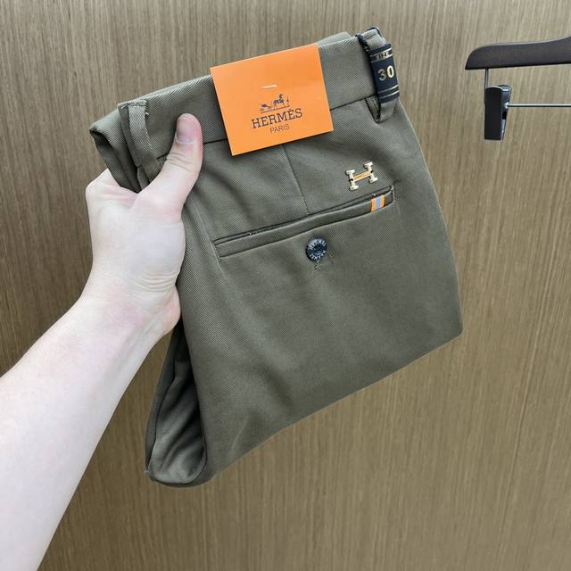 秋冬 Her 2540Ss秋冬新品，官网同步有售，男士高端商务休闲西裤，高端进口面料，带弹力，后面采用硅胶字母压胶，五搭配，即经典又时尚，合体裁缝，上身效果无约