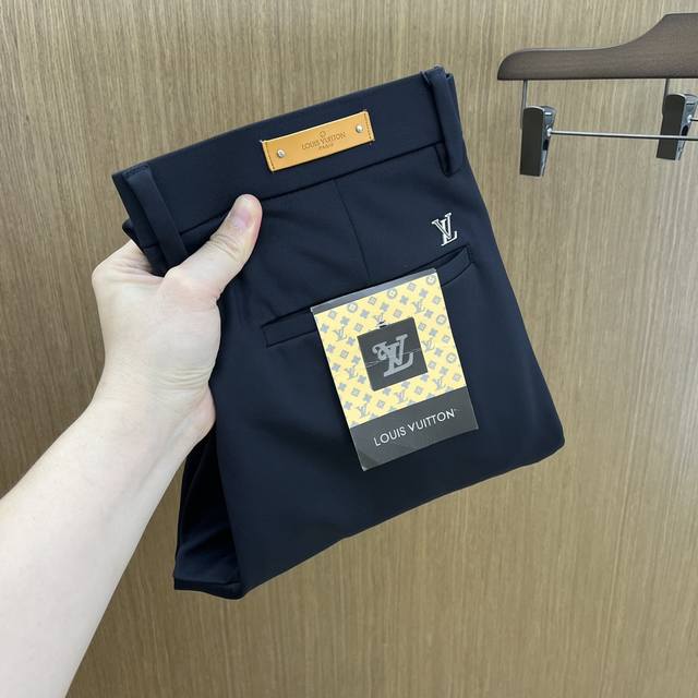 秋冬 Lv 2540Ss秋冬新品，官网同步有售，男士高端商务休闲西裤，高端进口面料，带弹力，后面采用硅胶字母压胶，五搭配，即经典又时尚，合体裁缝，上身效果无约束
