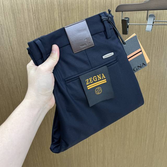 秋冬 Zz 2540Ss秋冬新品，官网同步有售，男士高端商务休闲西裤，高端进口面料，带弹力，后面采用硅胶字母压胶，五搭配，即经典又时尚，合体裁缝，上身效果无约束