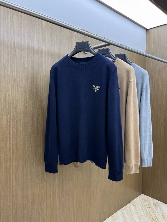 秋冬 pd Fw秋冬新款罗纹针织套头圆领毛衣、领口采用圆领设计 搭配着提花图案Logo低调奢华永不过时 同款在售、整件衣服采用16针坑条针织工艺、羊毛混纺纱线