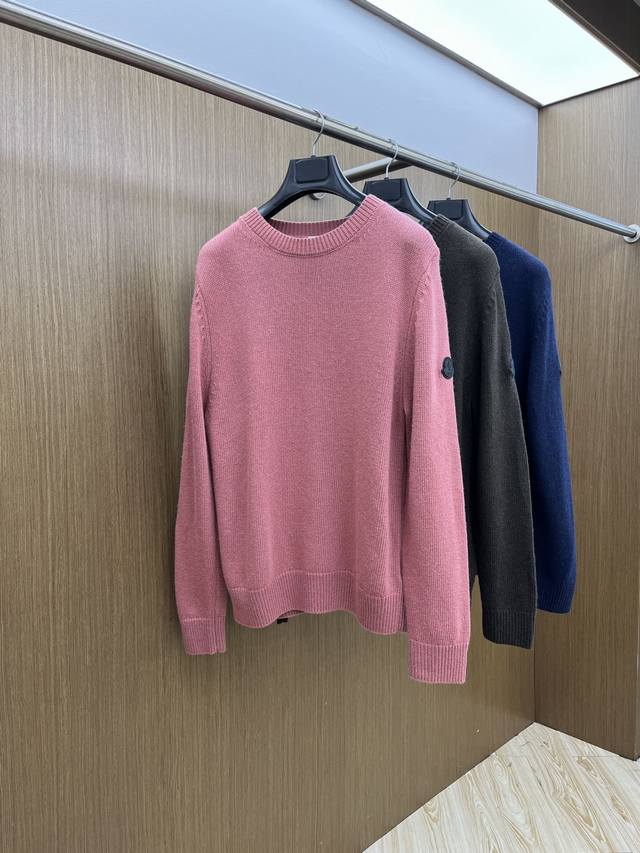 秋冬 Mon M家25新款粗针毛衣，80%羊毛含量，袖标双层牛皮设计，衣服柔软保暖，简约大气，三标齐全 高端品质 Wt男女都可以穿 秋冬特别推荐系列 尺码：M-