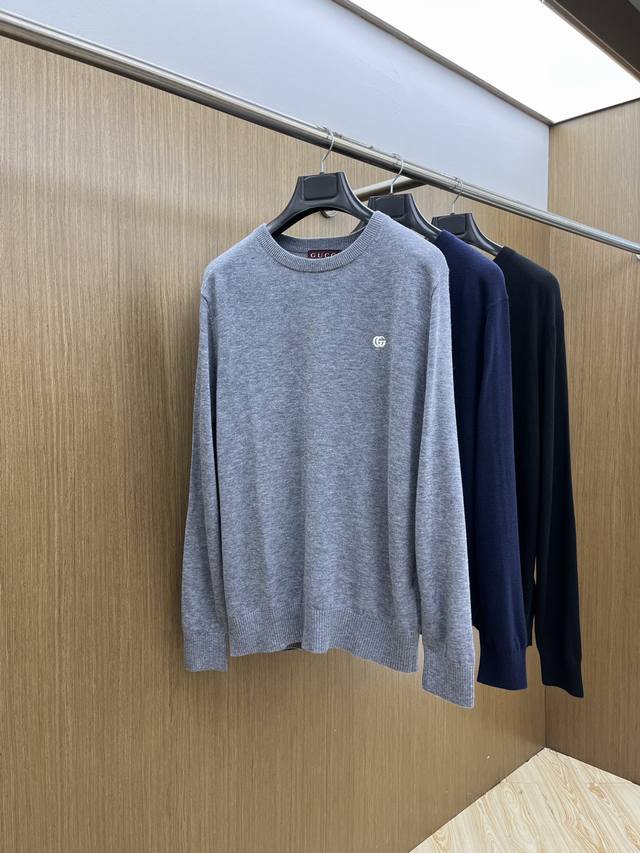 秋冬 Guc Fwgucci小标刺绣羊毛圆领针织毛衣 此款高领针织衫，选用轻盈羊毛平织面料打造。针织款式，呈现修身版型！面料：羊毛100% 此款羊绒毛衣改羊毛面