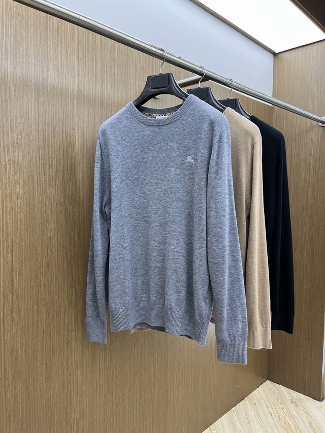 秋冬 Bbr Fw战马小标刺绣羊毛圆领针织毛衣 此款高领针织衫，选用轻盈羊毛平织面料打造。针织款式，呈现修身版型，点缀同色系马术骑士徽标 Ekd 刺绣。拉链开合