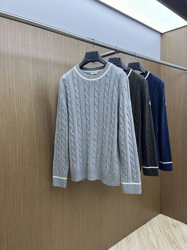 秋冬 Mon Fwloewe 小标刺绣羊毛圆领针织毛衣 此款高领针织衫，选用轻盈羊毛平织面料打造。针织款式，呈现修身版型！面料：羊毛100% 此款羊绒毛衣改羊毛