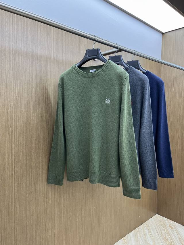 秋冬 Loe Fwloewe 小标刺绣羊毛圆领针织毛衣 此款高领针织衫，选用轻盈羊毛平织面料打造。针织款式，呈现修身版型！面料：羊毛100% 此款羊绒毛衣改羊毛