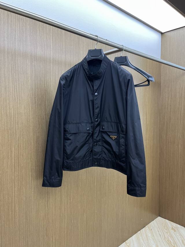 秋冬 pd 独家专供最新时尚薄款夹克外套。经典设计感与颜值爆棚的外套，品质更是无法挑剔品控可以直接入手，不容过错的高端臻品！通过细节图片便可感受到它强悍的气场，