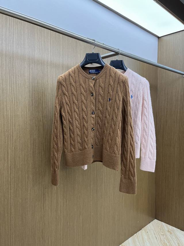 秋冬女款 pl Ralph Lauren 绞花小马图案刺绣开衫，女款 让人眼前一亮的设计，目光不自觉地被吸引，版型是一个基础的经典复古绞花款开衫，采用进口机织，