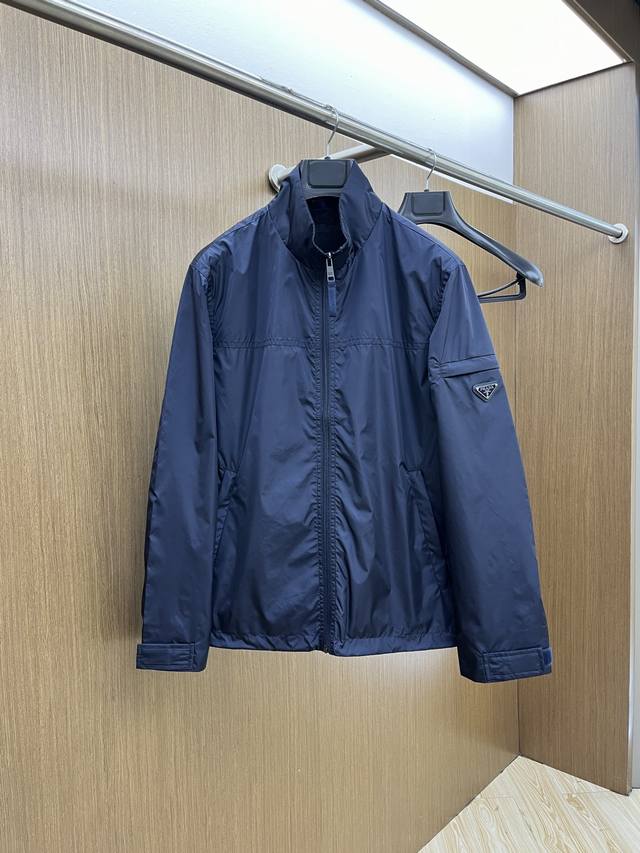 秋冬 pd 年早春新款专柜同款连帽休闲夹克，商务休闲两不误！面料采用聚酯纤维防风防水面料，内里聚酯纤维内衬，左手品牌彰显品牌奢华，工艺精湛考究，防水透气,柔软细