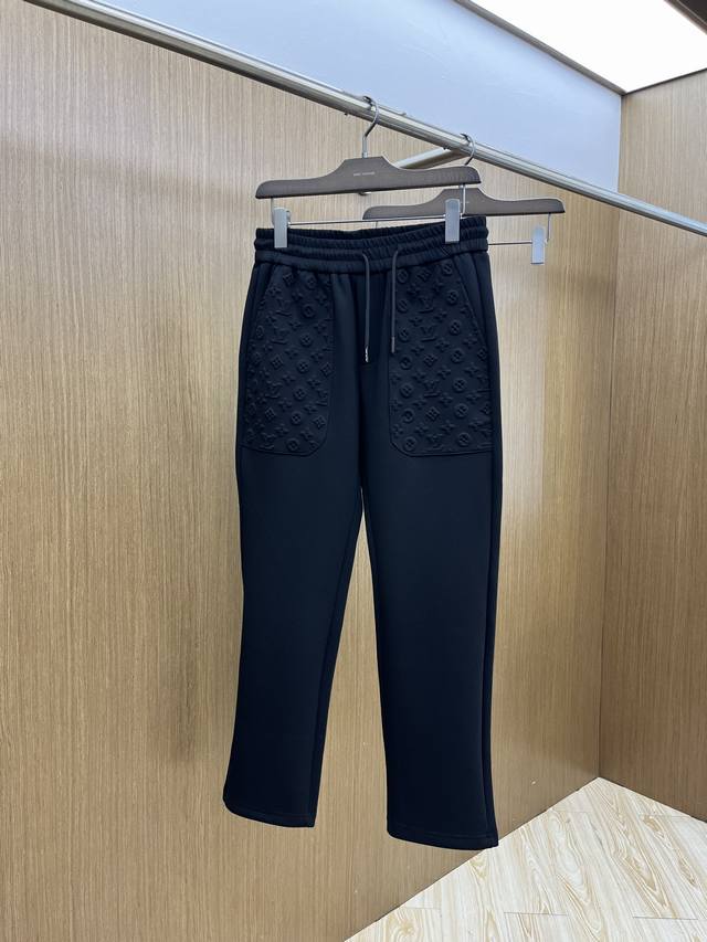 秋冬 Lv 2540秋冬新款休闲裤 高端版本，定制面料 透气舒适度高，细节无可挑剔，品牌元素设计理念，体现高品质。手感细腻柔软！呈现休闲裁剪，上身版型超赞！Fy