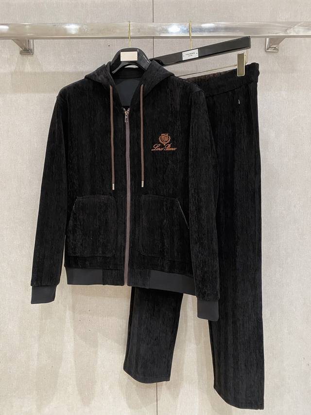 Lp 2540全新爆款开衫套装 原单狠货倾注顶级设计师的精心之作 就为一个贴合、完美的上身效果 全天然优质加厚纯棉100%，贴身的舒适感 高贵典雅！原厂五金无不