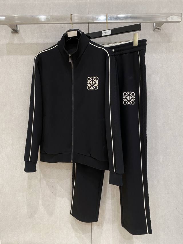 罗意威 Loewe 2025全新爆款开衫套装 原单狠货倾注顶级设计师的精心之作 就为一个贴合、完美的上身效果 全天然优质加厚新空气层100%，贴身的舒适感 高贵