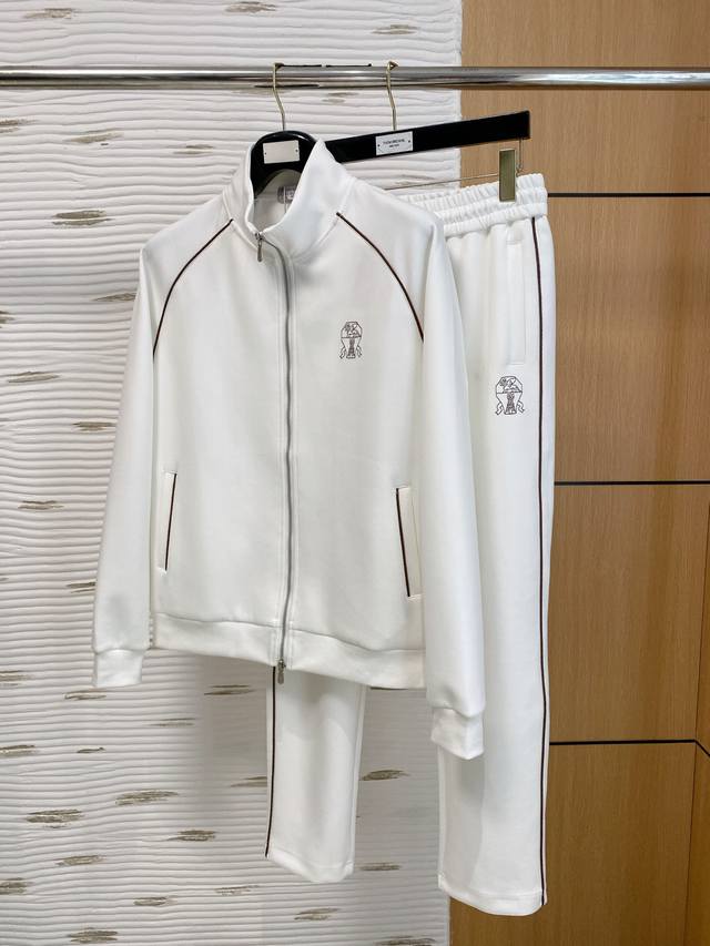 布鲁提25年最新款开衫套装 最新最顶级经典刺绣。重工排列立领经典图案潮流休闲套装，最顶级的品质专柜在售，顶级制作工艺进口加厚新空气层面料，专柜款独特设计，采用进