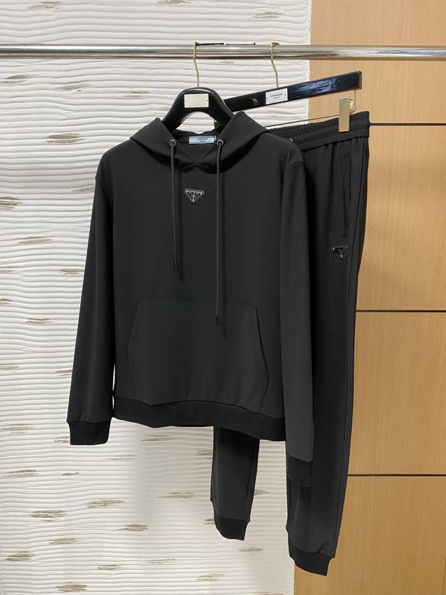 普拉达25年最新款开衫套装 最新最顶级经典刺绣。重工排列立领经典图案潮流休闲套装，最顶级的品质专柜在售，顶级制作工艺进口加厚新空气层面料，专柜款独特设计，采用进