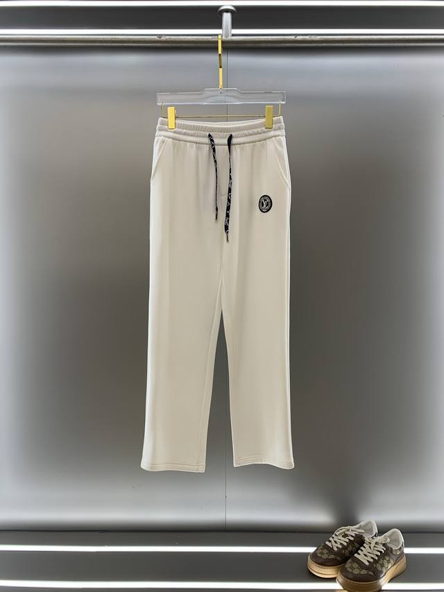 路易威登 Lv 2025Ss秋冬加绒新品时尚直筒休闲裤，臻选优质纯棉加绒面料打造，保暖舒适，精工密针刺绣标识，缔造简约线条感，版型不挑人，客供定制五金辅料，工艺