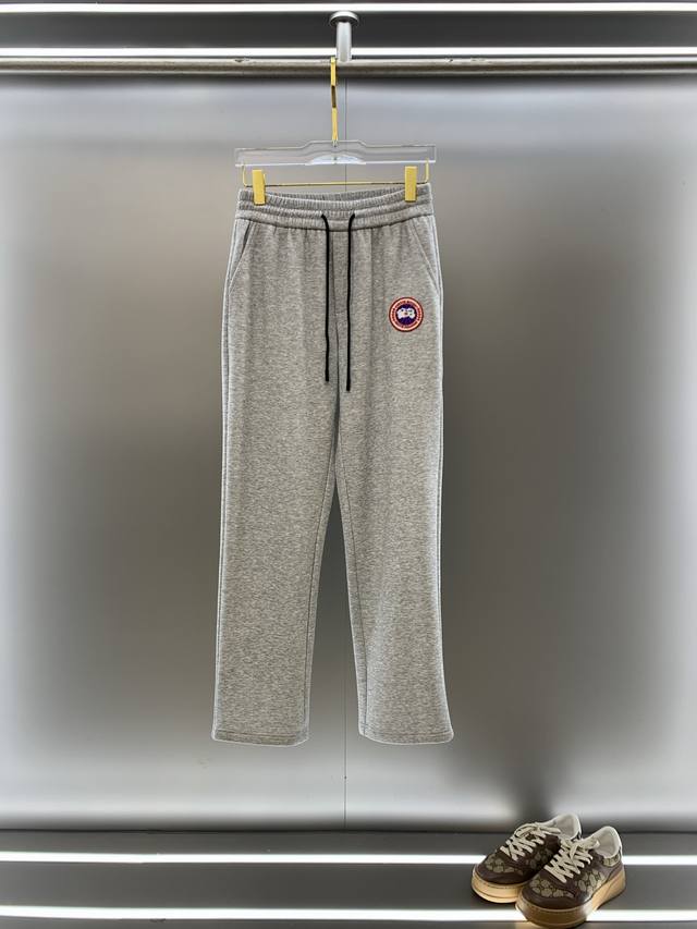 加拿大鹅 2025Ss秋冬加绒新品时尚直筒休闲裤，臻选优质纯棉加绒面料打造，保暖舒适，精工密针刺绣标识，缔造简约线条感，版型不挑人，客供定制五金辅料，工艺精湛，