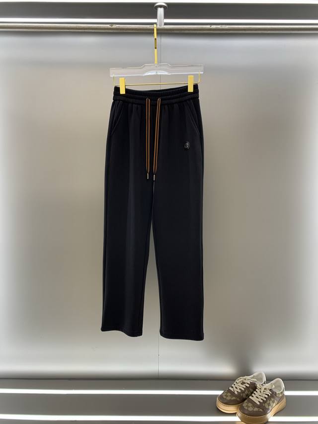 杰尼亚 Zegna 2025Ss秋冬加绒新品时尚直筒休闲裤，臻选优质纯棉加绒面料打造，保暖舒适，精工密针刺绣标识，缔造简约线条感，版型不挑人，客供定制五金辅料，