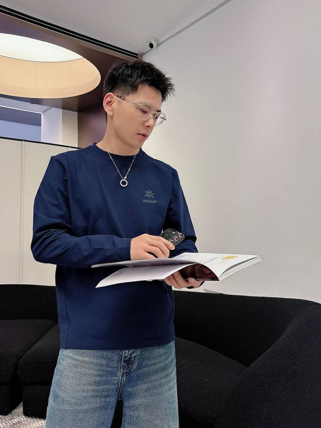 凯乐石 秋冬保暖圆领打底外穿长袖卫衣 面料：采用科技暖绒一体织成，成分有晴纶，发热功能，具有锁温保暖功能，挺感好，而且手感柔软舒适，不起球不缩水， 版型：3D最