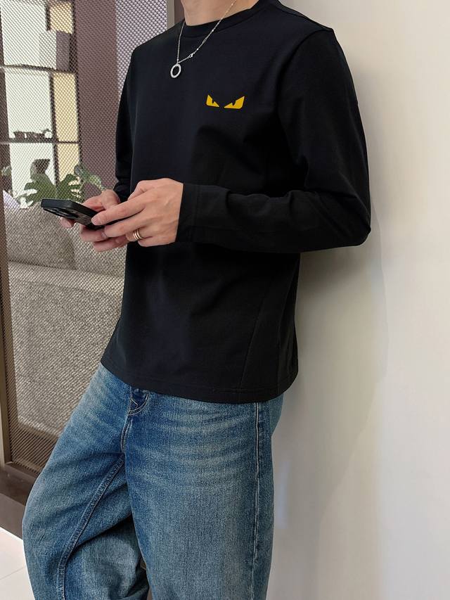 芬迪 秋冬保暖圆领打底外穿长袖卫衣 面料：采用科技暖绒一体织成，成分有晴纶，发热功能，具有锁温保暖功能，挺感好，而且手感柔软舒适，不起球不缩水， 版型：3D最新